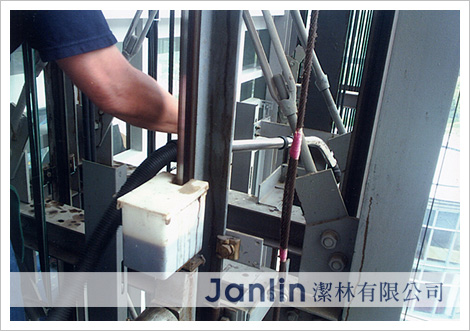 透明電梯車廂清潔